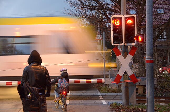 Am Markdorfer Bahnübergang ist das Eisenbahnbundesamt am Zug.