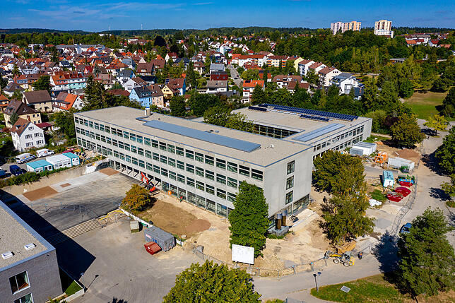 Das Deutenberg-Gymnasium Schwenningen soll 2020 endlich fertig saniert werden. Bild: Götz