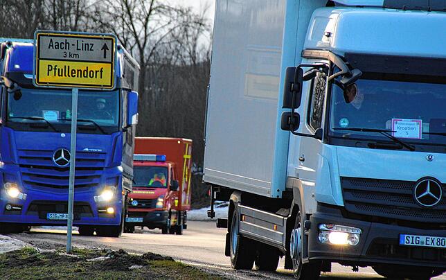 Heimische Firmen stellen der Feuerwehr ihre Fahrzeuge für den Hilfskonvoi kostenlos zur Verfügung.