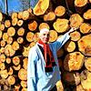 Stolz posiert Schneckenburg-Präsident Jürgen Stöß vor seinem Narrenbaum-Bausatz.