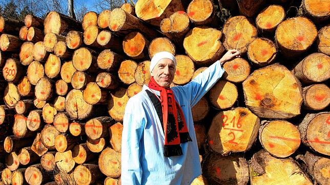 Stolz posiert Schneckenburg-Präsident Jürgen Stöß vor seinem Narrenbaum-Bausatz.