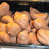 In Supermärkten, wie hier dem Rewe-Markt in Pfullendorf, sind Süßkartoffeln im Angebot, wobei das Kilogramm derzeit 3,99 Euro kostet.