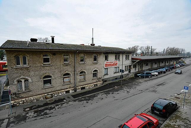 Vom Scheffelhof aus gesehen: Das ehemalige Bahngebäude (links) und die Güterhallen rechts sind im Jahr 2016 für die mittlerweile als ...