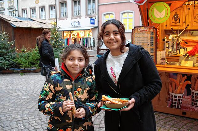 Bild 4: So schön! Besucher genießen den Waldshuter Weihnachtsmarkt