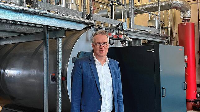 Geschäftsführer Matthias Geiser in der modernen Energiezentrale des Schwarzwald-Baar-Klinikums in VS mit Holzschnitzelkesselanlage. Das ...