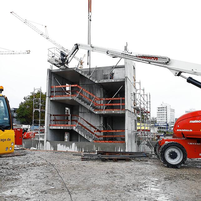 Die Großgarage wird über zwei Treppenhäuser erschlossen. Das südliche (Foto) wird auch mit einem Aufzug ausgestattet.