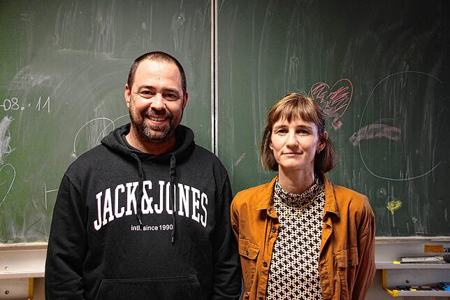 Die Präventionsbeauftragte Sarah Mattes und Schulsozialarbeiter Christian Schroeder helfen den Schülern dabei, die Verhaltensampeln zu ...