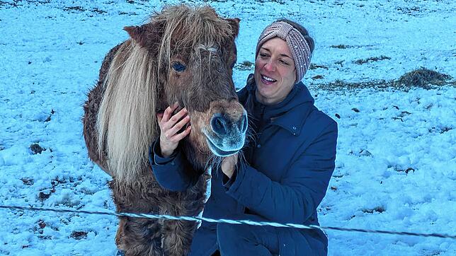 Dass es ihren Pferden bei der pädagogischen Arbeit gut geht, ist der Erzieherin Nadine Wetzel wichtig. Bild: Eva Wollweber