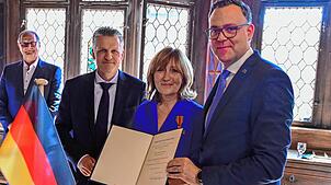 Elke Bettecken mit Staatssekretär Siegfried Lorek (rechts) und Thorsten Frei. Er gab die Anregung, die engagierte Krankenschwester und ...