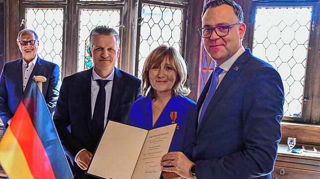 Elke Bettecken mit Staatssekretär Siegfried Lorek (rechts) und Thorsten Frei. Er gab die Anregung, die engagierte Krankenschwester und ...