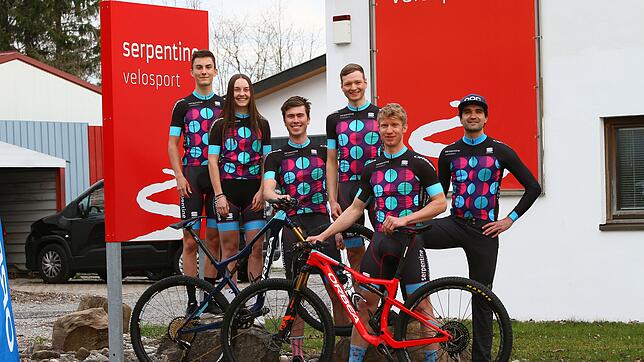 Startbereit: Das neugegründete Mountainbike-Team "Orbea Serpentine Velosport" mit (von links) Miron Lipp, Finja Lipp, Luis Walbröhl, ...