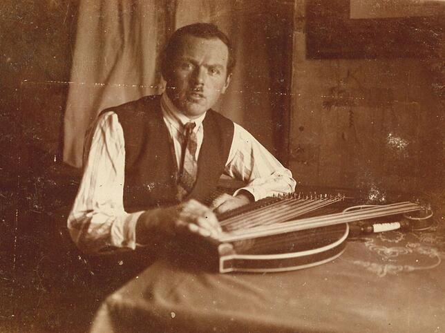 Anton Büche mit seiner Zither Mitte der 1920er Jahre. Die Musik half ihm bei der Bewältigung seines Gas-Traumas aus dem Ersten Weltkrieg.