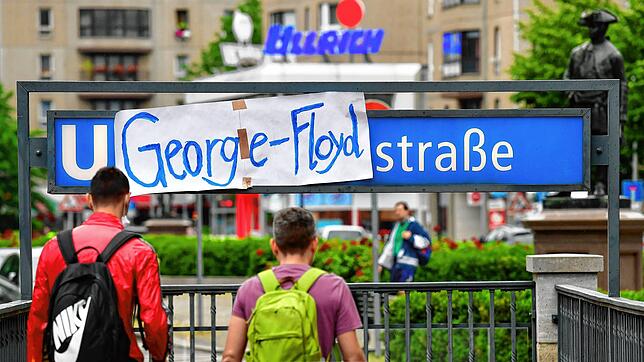 Die U-Bahn-Station &bdquo;Mohrenstraße&ldquo; in Berlin wurde von Demonstranten mit dem Namen des Schwarzen, der in den USA in ...