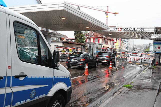 Am Morgen wurden die Grenzen zwischen Deutschland und der Schweiz streng kontrolliert.