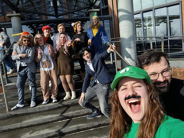 Ho Narro! Die Digitalredaktion vor dem SÜDKURIER Medienhaus in Konstanz wünscht eine glückselige Fasnacht