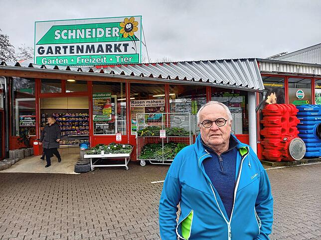 Josef Schneider, Inhaber Schneider Baumarkt Markdorf, gibt die Schließung bekannt.