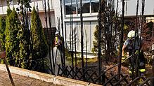 Die Einsatzkräfte der Feuerwehr löschen eine Hecke. Durch Hitze und Trockenheit steigt auch die Gefahr für einen Waldbrand. Mit diesen ...