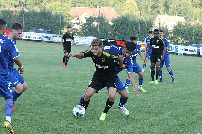 Wiedersehen: Alex Tran (hinten, gegen GC-Stürmer Giotto Morandi) tritt mit der U19 des SC Freiburg am Mittwoch, 5. September, 18 Uhr, ...
