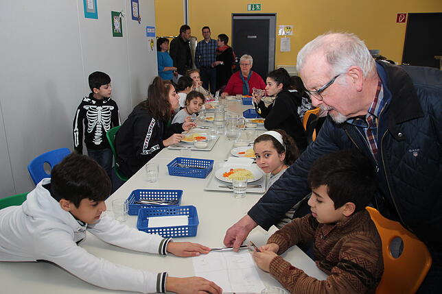Dietmar Vogler (vorn rechts) hat das Projekt von InSi auf den Weg gebracht. Unser Bild zeigt die Kinder beim Mittagessen. Im Hintergrund ...