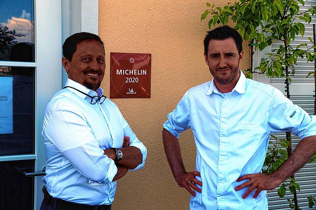 Christopher W. von Prack (links) und sein Küchenchef Kevin Leitner freuen sich, dass der (frisch verliehene) Michelin-Stern vor der ...