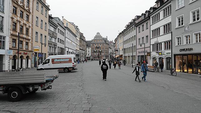 Fast ausgestorben: Die Konstanzer Marktstätte am Dienstagnachmittag. Nicht nur die Schweizer Kunden bleiben seit einigen Wochen weg, wie ...