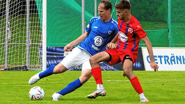 Das Lokalderby zwischen dem FC RW Salem (Mentor Cakiqi, rechts) und dem SC Markdorf (Nico Weimer) gewannen die Gastgeber am Ende klar ...