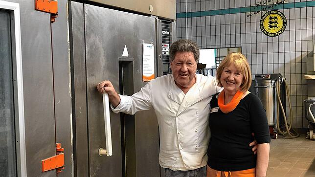 Bäckermeister Jürgen Waldschütz und seine Frau Renate in ihrer Backstube. Im April gehen sie nach über 45 Jahren in Rente und backen ...