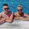 Nach einem kurzen Abstecher im Bodensee baden Julian Weigand und Leonie Friedrich im Pool des Strandbads Langenargen.
