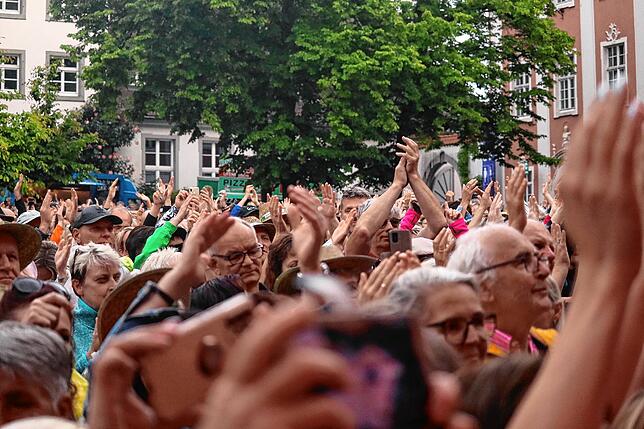 Bild 12: Kerstin Ott begeistert 2200 Fans vor dem Schloss