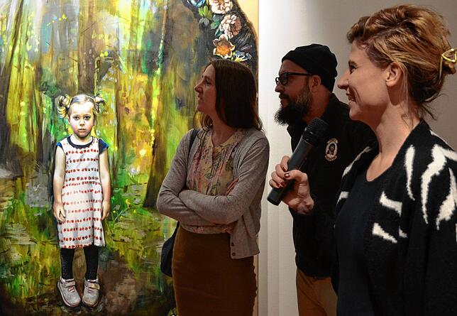 Der Kunstverein hat immer wieder zu Gruppen-Ausstellungen eingeladen. Hier sprechen Kathrin Landa spricht über ein Bild von Florence ...