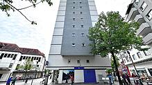 Das „Panzerhochhaus“ am Buchhornplatz: Die Stadt zahlt 154.000 Euro aus dem Klimafonds für eine Fassadenbegrünung, PV-Anlagen und zwei ...