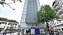 Das „Panzerhochhaus“ am Buchhornplatz: Die Stadt zahlt 154.000 Euro aus dem Klimafonds für eine Fassadenbegrünung, PV-Anlagen und zwei ...