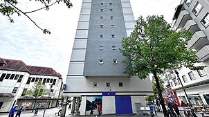 Das „Panzerhochhaus“ am Buchhornplatz: Die Stadt zahlt 154.000 Euro aus dem Klimafonds für eine Fassadenbegrünung, PV-Anlagen und zwei ...