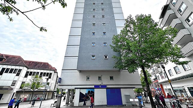 Das „Panzerhochhaus“ am Buchhornplatz: Die Stadt zahlt 154.000 Euro aus dem Klimafonds für eine Fassadenbegrünung, PV-Anlagen und zwei ...