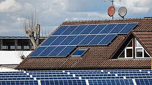 Der Ausbau von Photovoltaikanlagen auf Dächern in Radolfzell nimmt zu. Gegenüber dem Jahr 2020 hat sich erzeugte Leistung verdreifacht. ...