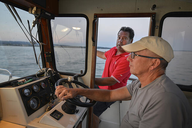 Ralf Welschinger (links) und Thomas Lenz im Arbeitsboot des Yachtclubs. Während Welschinger viel Erfahrung hat, war Thomas Lenz am ...