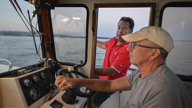 Ralf Welschinger (links) und Thomas Lenz im Arbeitsboot des Yachtclubs. Während Welschinger viel Erfahrung hat, war Thomas Lenz am ...