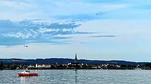 Der Rettungseinsatz auf dem Untersee vor Iznang, rechts oben der Rettungshubschrauber. Eine Frau wurde von der Schiffsschraube ihres ...