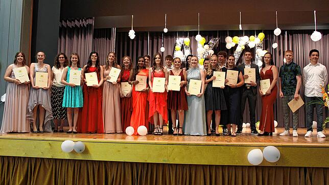 Stolze Schüler der Klasse 10c mit ihrem Abschlusszeugnis.