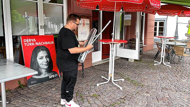 Die Wahlparty der SPD steigt im Café am Riettor. Nicola Schurr bei den letzten Vorbereitungen.