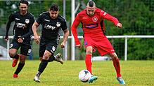 Der Marbacher Michael Effinger im Duell mit dem Bad Dürrheimer Dimitri Bärwald (rechts). Eine Szene aus dem letzten Derby zwischen ...