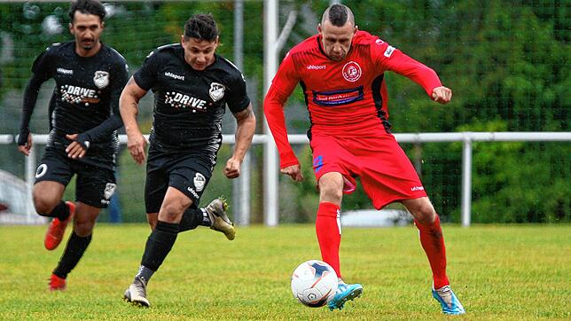 Der Marbacher Michael Effinger im Duell mit dem Bad Dürrheimer Dimitri Bärwald (rechts). Eine Szene aus dem letzten Derby zwischen ...