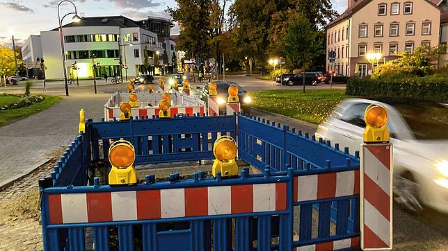 Seit Wochen blockiert diese Baustelle die rechte Spur vor dem Theater am Ring. Die Ursache der Bauarbeiten haben die Stadtwerke VS ...