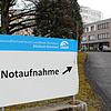 Hier geht&lsquo;s zur Notaufnahme. Über sie kommen im Moment viele Corona-positive Patienten ins Krankenhaus. Die Vielzahl an Erkrankten ...