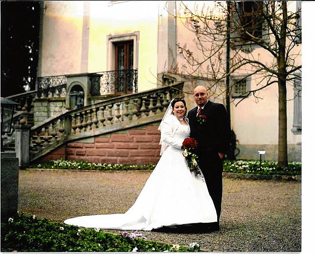 Melanie und Armin Stibbe bei ihrer Hochzeit vor rund 20 Jahren. De Hochzeitsfotos sind im Bad Säckinger Schlosspark entstanden.