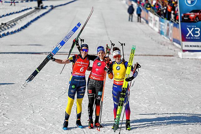 Elvira Berg (l-r) aus Schweden als Zweite, Franziska Preuß aus Deutschland als Siegerin und Julia Simon aus Frankreich als Dritte nach ...