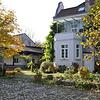 Die Villa, der Innenhof und auch der große Baum sollen erhalten werden. Der Flachbau weicht dem neuen Hebelhof.