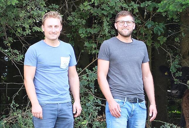 Jürgen Sittner (links) und Benedict Strohmaier setzen als junge, innovative Landwirte alte Haltungsformen ein und pflegen mit ihren ...