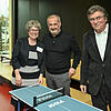 Eine Tischtennisplatte für die neue Ratoldus Gemeinschaftsschule (von links): Schulleiterin Angelika Haarbach bekam von den Architekten ...