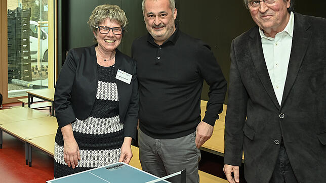 Eine Tischtennisplatte für die neue Ratoldus Gemeinschaftsschule (von links): Schulleiterin Angelika Haarbach bekam von den Architekten ...